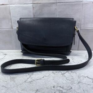 Vintage COACH Black Leather Curtis Purse. J9B 9975. Excellent Condition.
